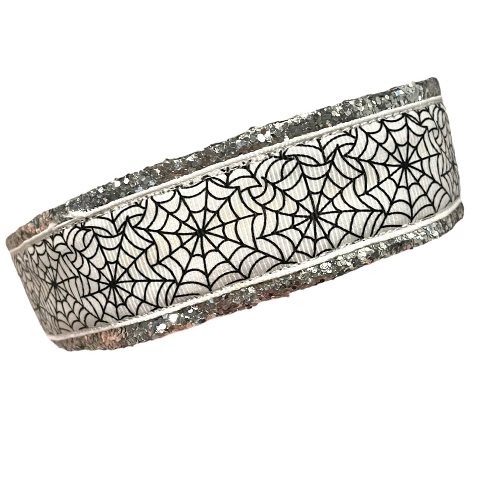 Glamored webs collar